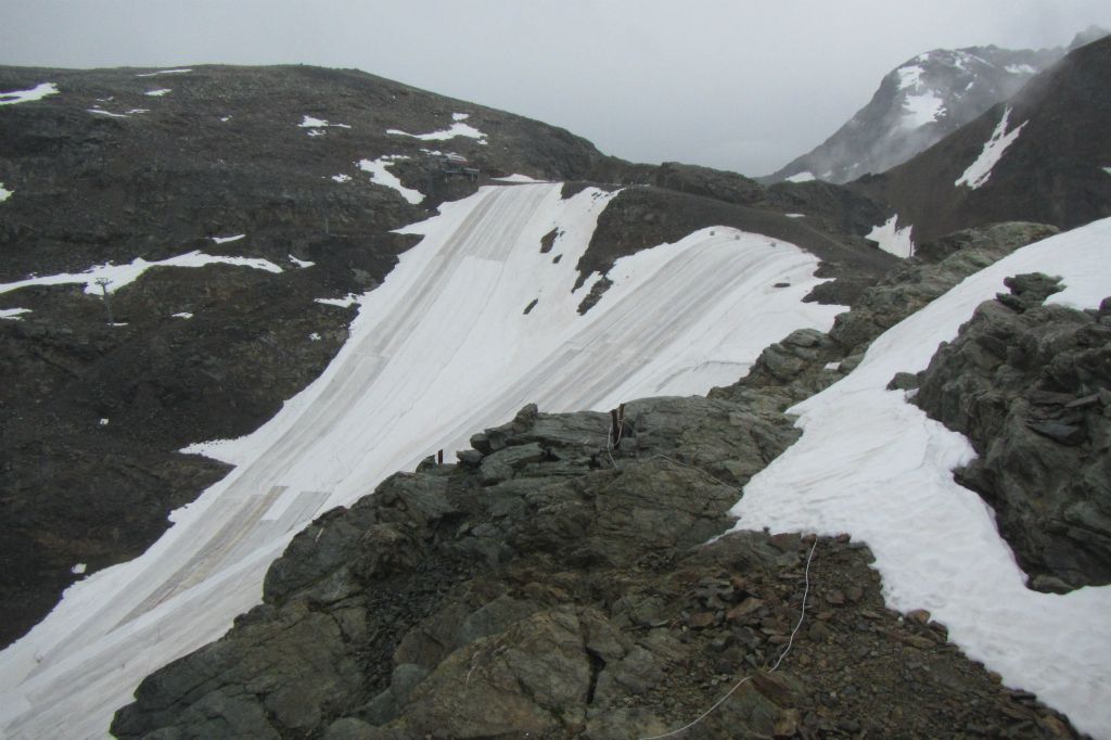 Pour préserver la neige, elle est recouverte d'immenses bâches