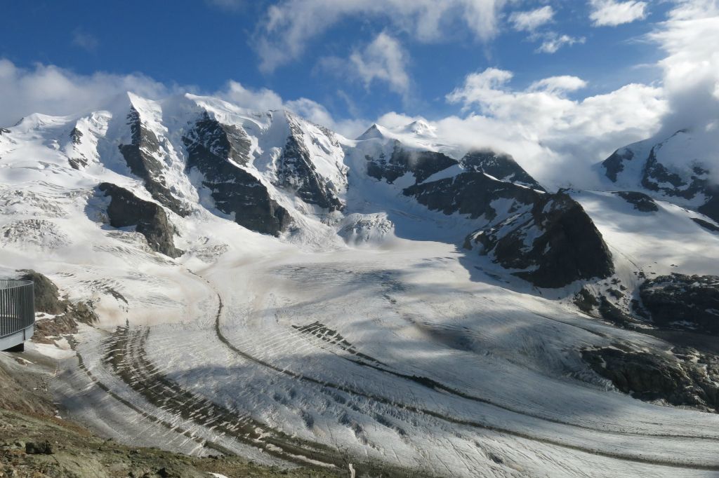 Apparition du soleil en fin de journée.  On voit bien les 3 sommets du Piz Palü