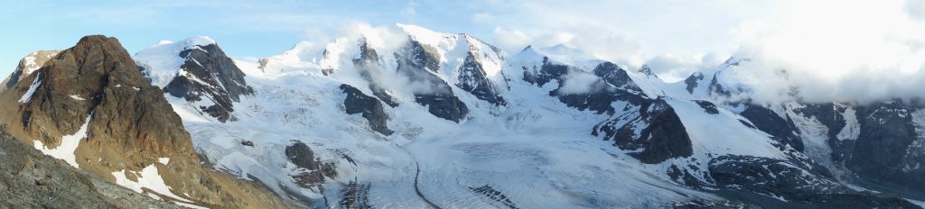 La Bernina reste encore dans les nuages