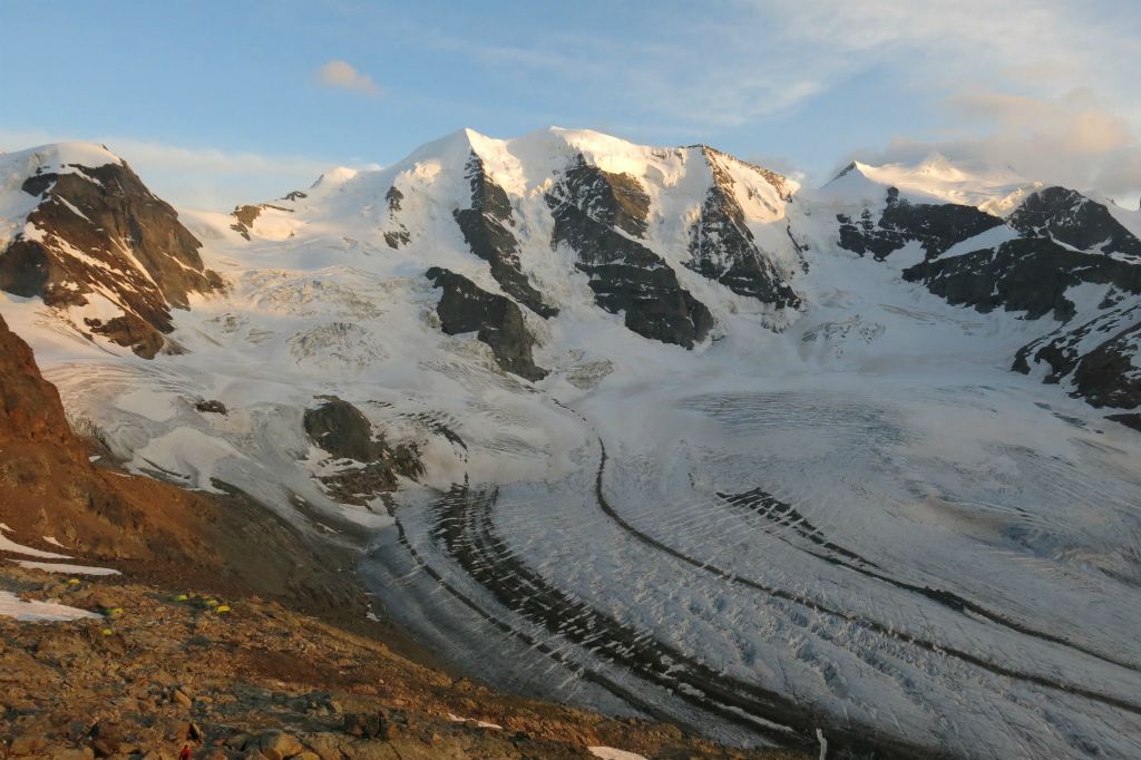 On peut voir dans la pente rocheuse, les petites tentes vertes Salewa pour les lauréats du concours