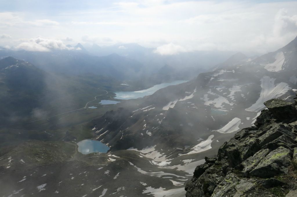 Au fond, le lac de la Bernina