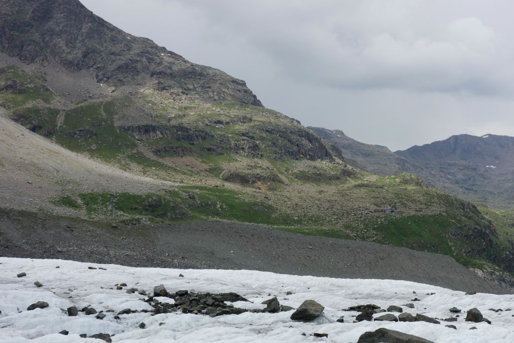 Au dessus de la moraine, à droite, on aperçoit le refuge Boval