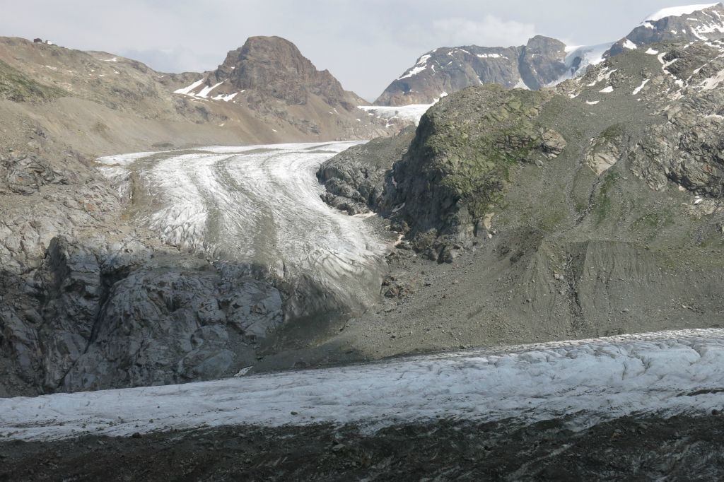 On peut encore voir (en haut, à gauche) le refuge de la Diavolezza