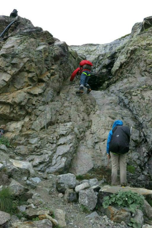 Après une bonne averse, nous arrivons à un passage rocheux équipé