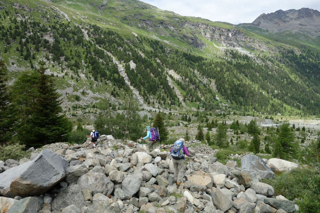 La moraine se termine par un gros et inconfortable éboulis
