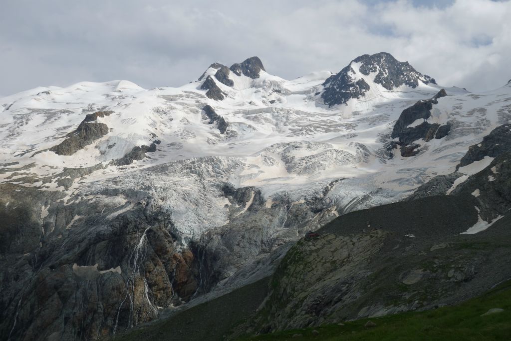Au 1er plan le refuge Coaz et en arrière-plan le glacier de Roseg