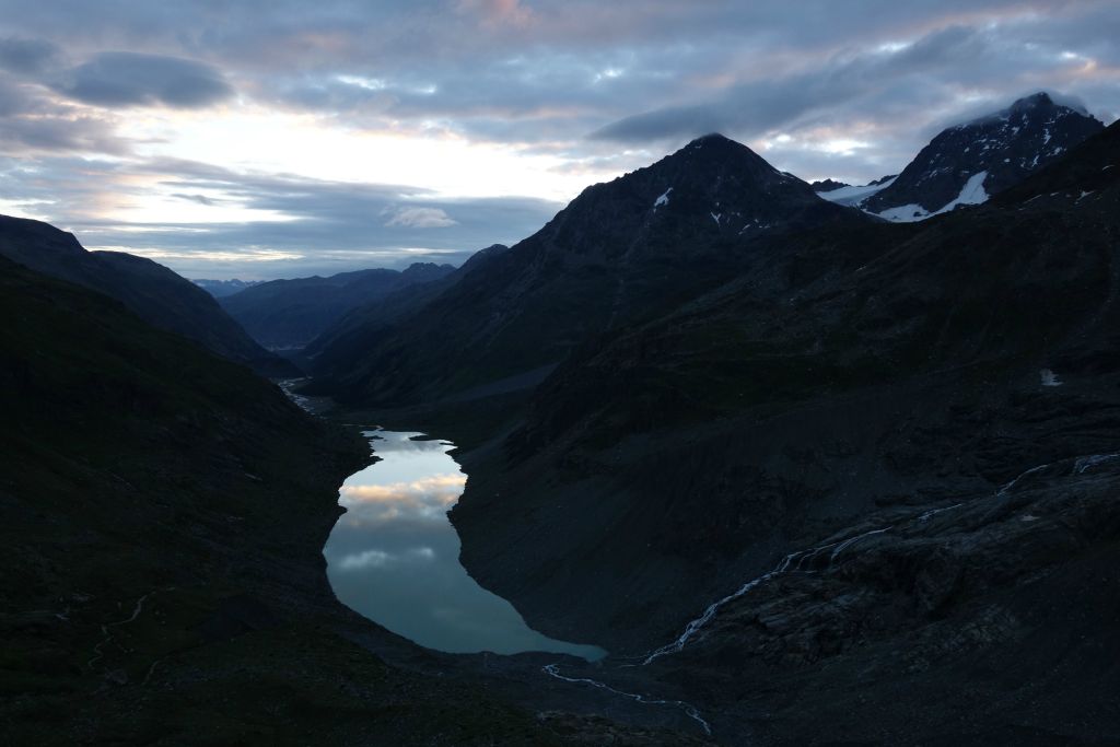 Au petit matin, vue sur le fond de la vallée et le lac da Vadret