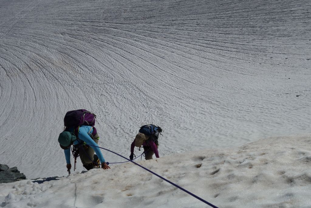 Passage raide avant d'atteindre un replat neigeux