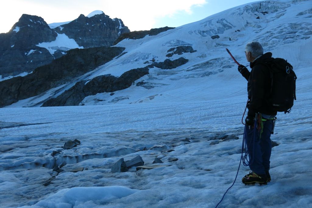 Daniel regarde le cheminement qui doit nous amener au col de la Sella