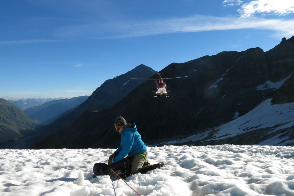 Trois minutes plus tard, Daniel tombait de 6 ou 7m dans une crevasse. Après avoir essayé de le remonter, nous avons appelé les secours qui sont rapidement arrivés