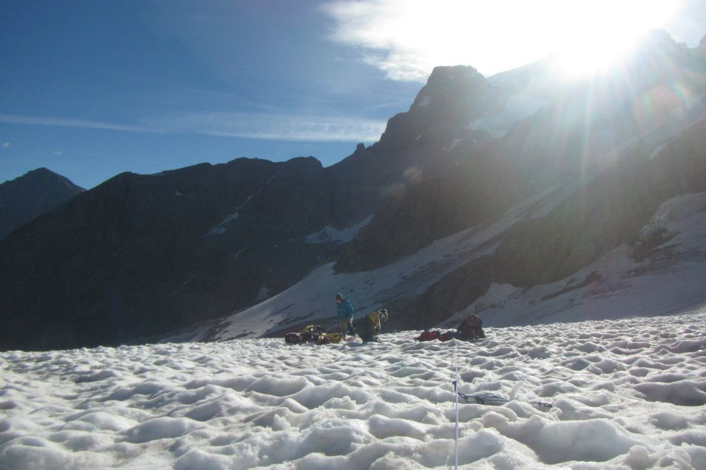 D'abord creuser une plate-forme pour atteindre la glace et poser une broche