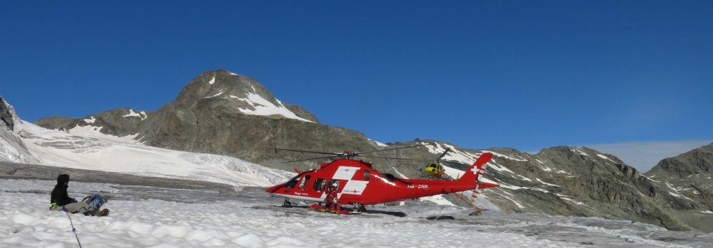 L'hélico de la Rega est reparti et revenu avec un médecin. Un hélico d'Heli-Bernina (jaune) arrive aussi