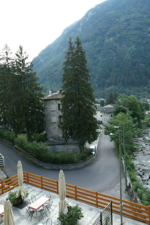 Arrivée dans le petit village de San Martino dans le val Masino en Lombardie (Italie)