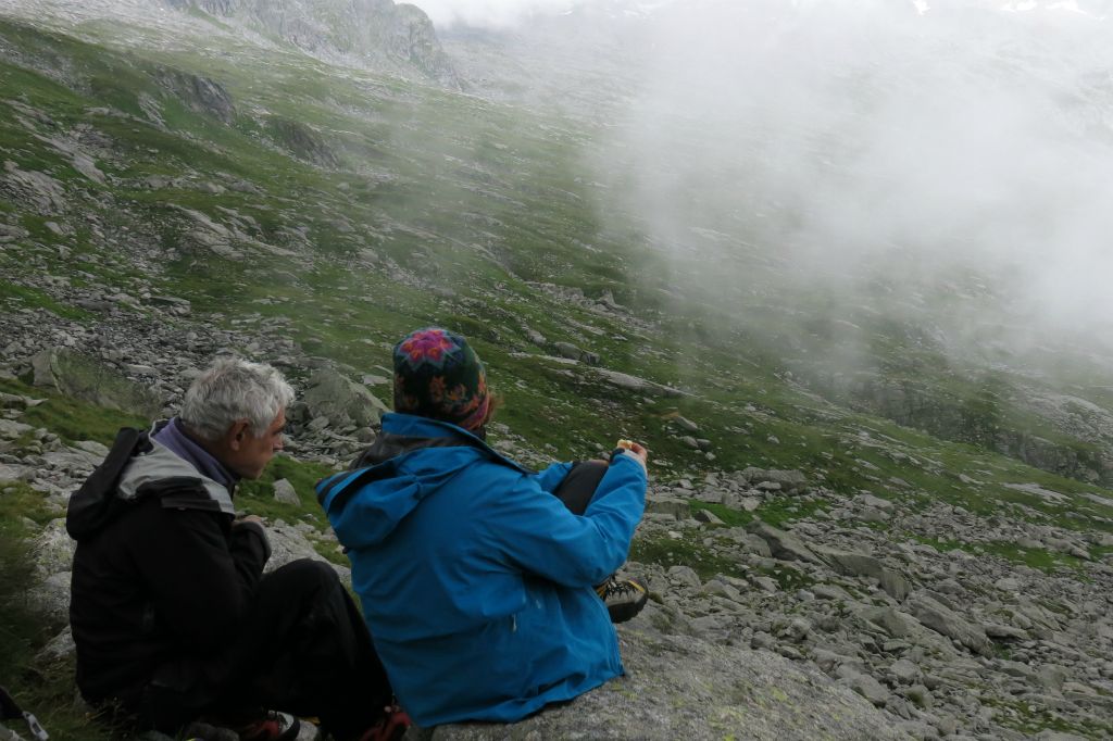 Bref arrêt pique-nique, car le refuge est là-bas, assez loin, derrière la brume