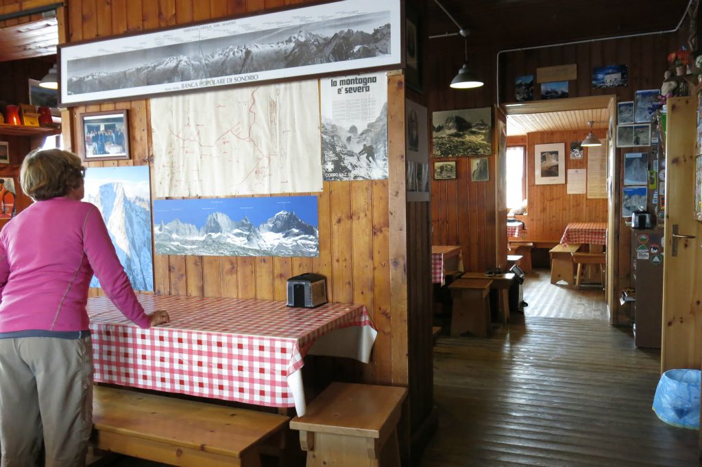 Il peut y avoir du monde dans ce refuge, avec 3 salles pour les repas