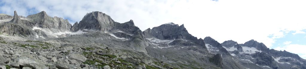 Panorama à l'arrière du refuge, avec le Piz Badile (un peu à gauche)