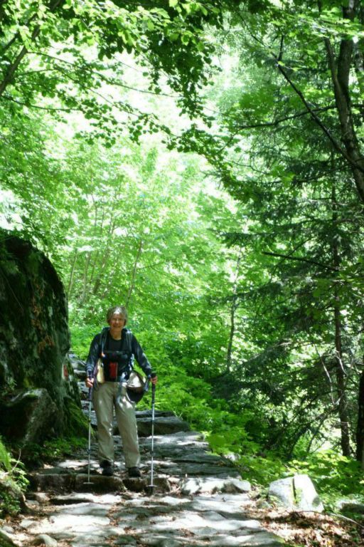 Descente sur un chemin empierré, mais attention, il peut être glissant