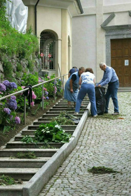 Les abords de l'église doivent être impeccables pour la fête à venir
