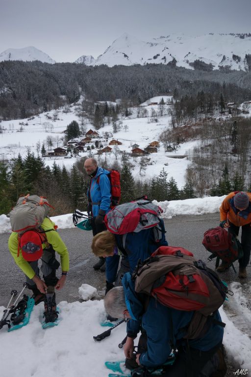 Après une courte marche à pied, on chausse les raquettes