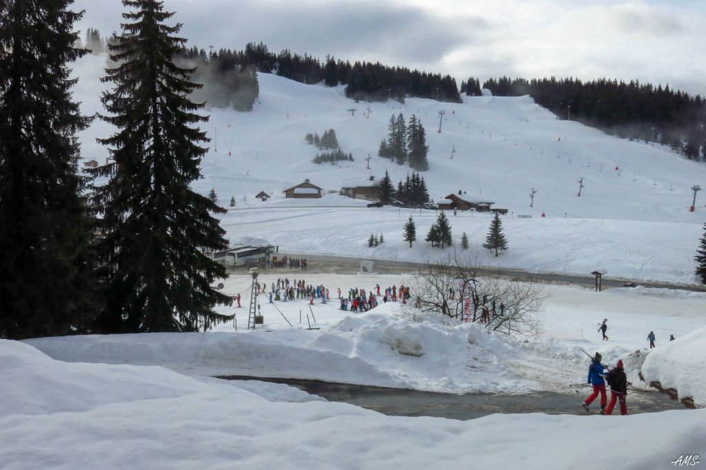 Début de la journée de ski pour les jeunes de la colonie