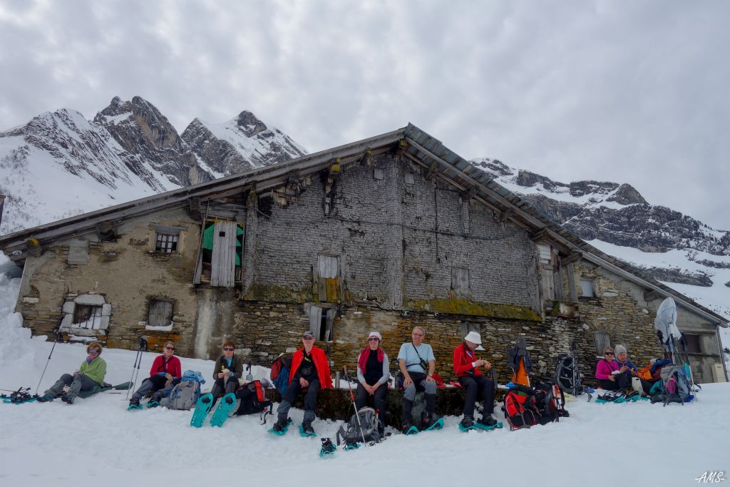 Arrêt pique-nique juste au-dessus du Col des Aravis. Le chalet est recouvert en partie de tavaillons