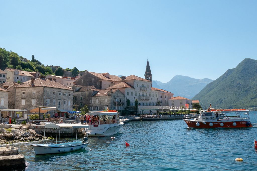 Perast, ancienne riche cité, a de magnifiques et imposantes maisons en pierres blanches