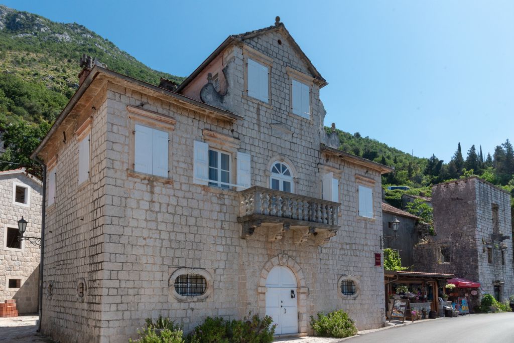 De nombreuses maisons sont en cours de rénovation, d'autres encore en ruines