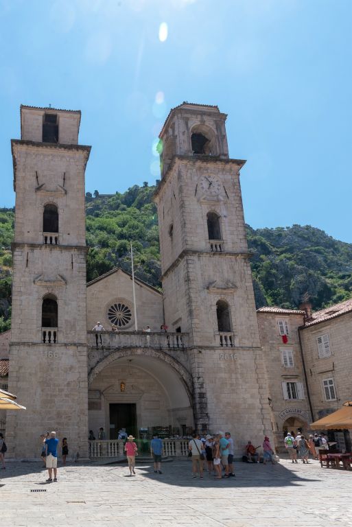 Arrivée à Kotor, ville située au fond d'une des baies des Bouches de Kotor. Ici la cathédrale St Tryphon (12ème siècle)