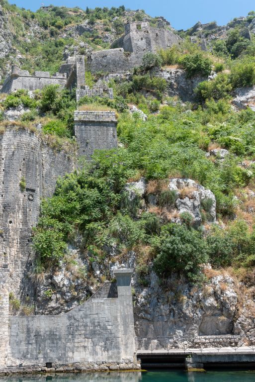 Les remparts de la ville montent bien au-delà de la cité, jusqu'en haut du Mont St-Jean