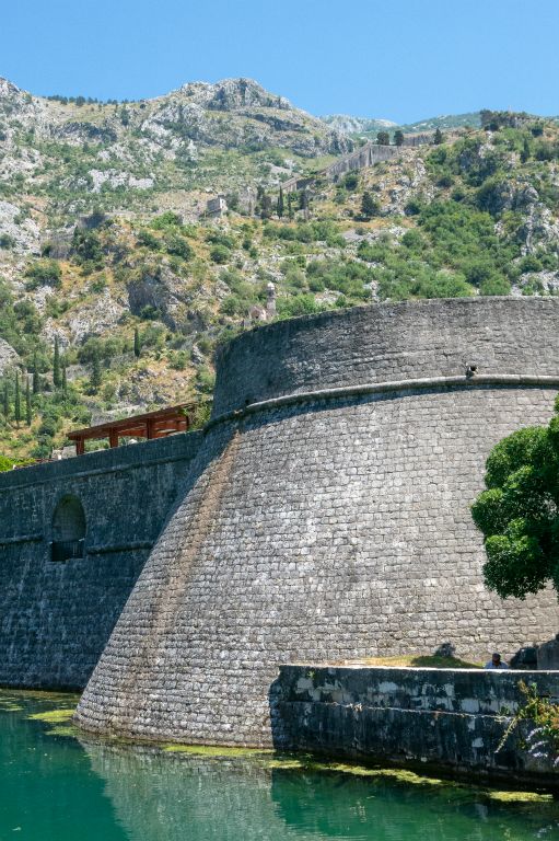 Les remparts, construits depuis le niveau de la mer jusqu'au château St-Jean 260m plus haut