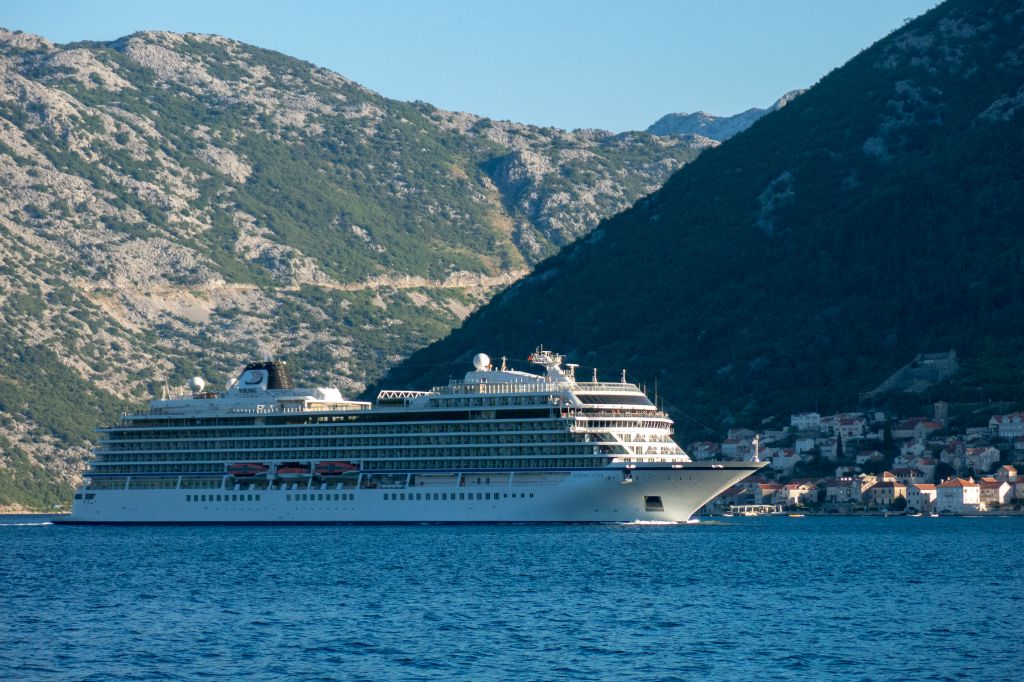 Dès le matin le trafic des bateaux de croisière commence. Celui-là est vraiment petit !!