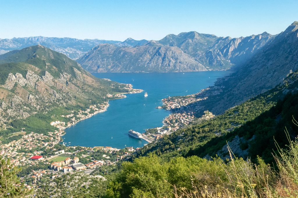 Sur la route dite La Serpentine, extrêmement  étroite et sinueuse reliant Kotor au mont Lovcen. Vue sur Kotor au fond de l'une des baies.