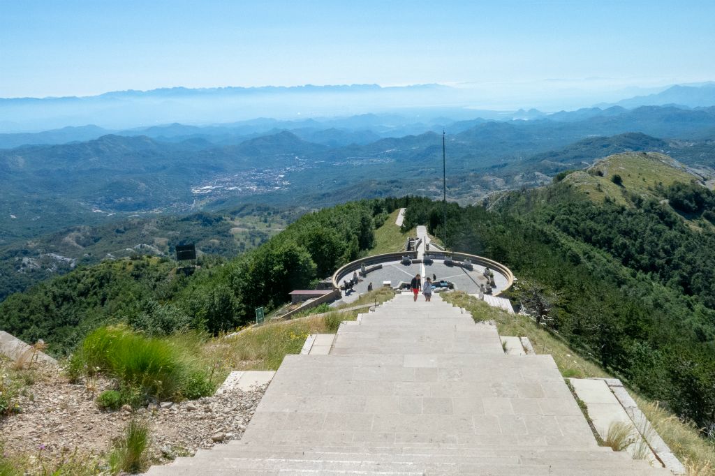 Dans le Parc national du Lovcen, au sommet du pic Jezerski, entrée du mausolée de Njegos, héros national