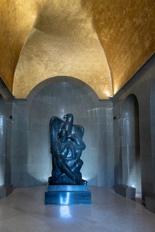La statue funéraire de Njegos en granit noir