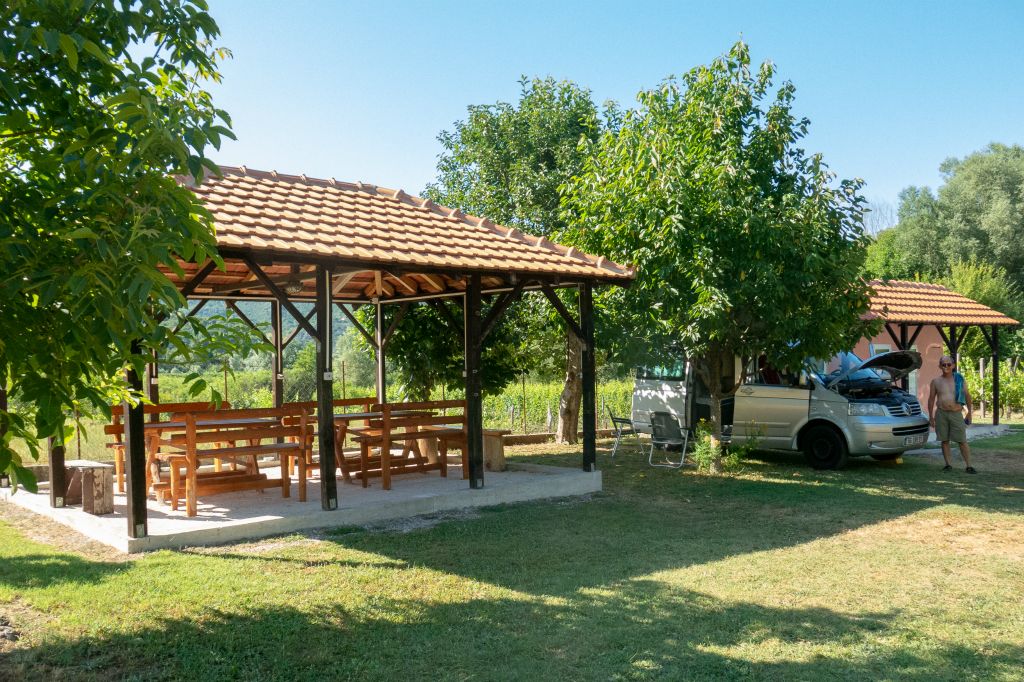 Après avoir quitté la côte en direction de l'intérieur du pays, camping à coté de Virpazar où nous sommes seuls !
