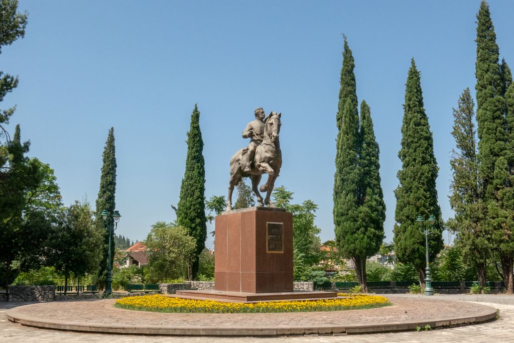 Visite de la capitale Podgorica (depuis 1946). Cette grande ville sans caractère ni centre historique n'accroche pas le regard. On a retenu la statue de Njegos dont on a visité le mausolée.