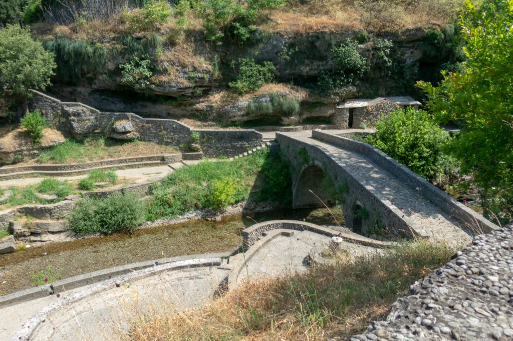 Le Vieux Pont enjambant la Ribnica. Il fut édifié par les Ottomans au 15ème siècle
