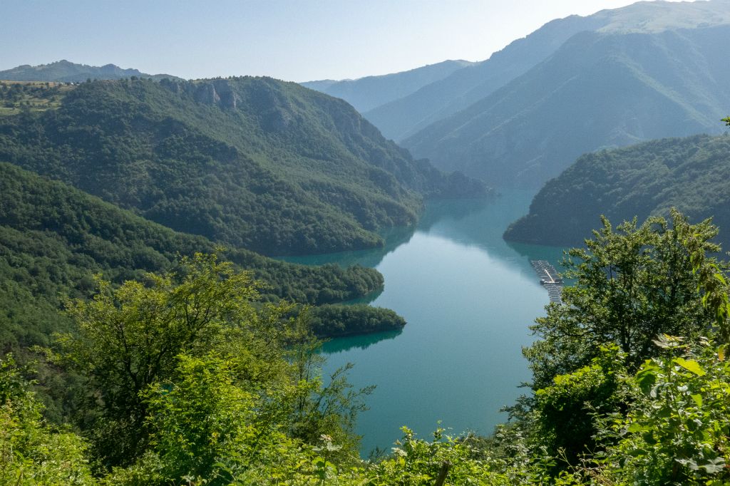 Sur la route de Niksic allant vers le Nord, la vallée de la Piva