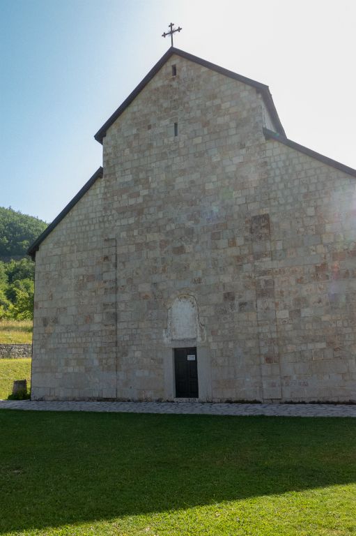 Ce monastère serbe orthodoxe est d'une grande austérité à l'extérieur