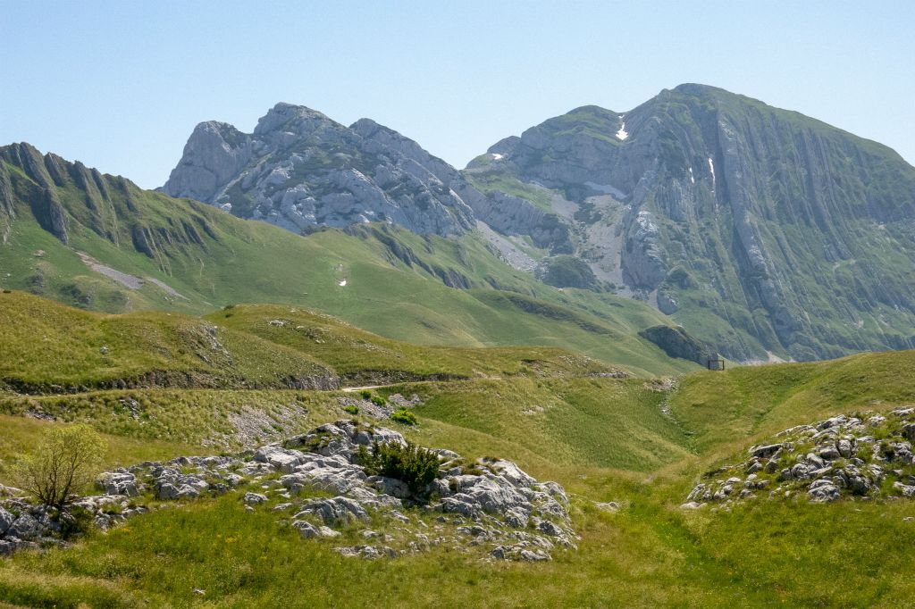 La région est déserte .  On peut remarquer les plissements impressionnants