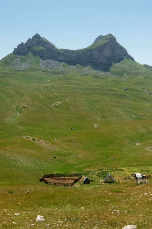 En contre-bas du col Sedlo à 1908m, quelques katun (petits abris typiques)