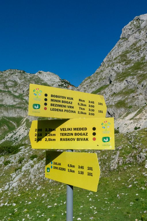 Pas simple de s'orienter et de trouver un sentier malgré le balisage.  On finit par décider d'aller à Ledena Pecina, c'est-à-dire la Grotte de glace
