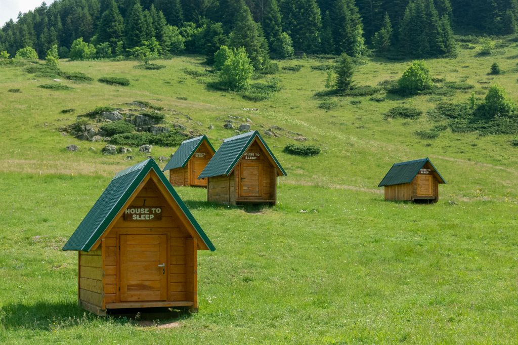 Petite pause à un refuge et ses House to sleep , toutes faites main par la famille de la jeune gardienne