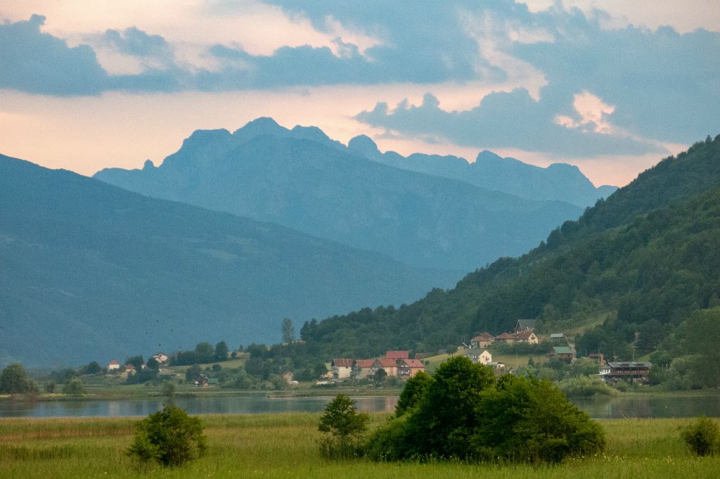 Vue sur le lac de Plav et le massif des Prokletije où se situe le plus haut sommet du pays : le mont Kolac à 2534m qui fait la frontière avec l'Albanie