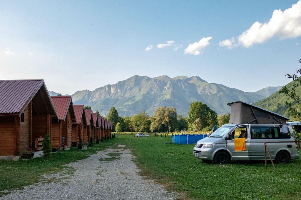 Le camping de Vusanje, dernier village avant la frontière albanaise, et sa rangée de katun.
