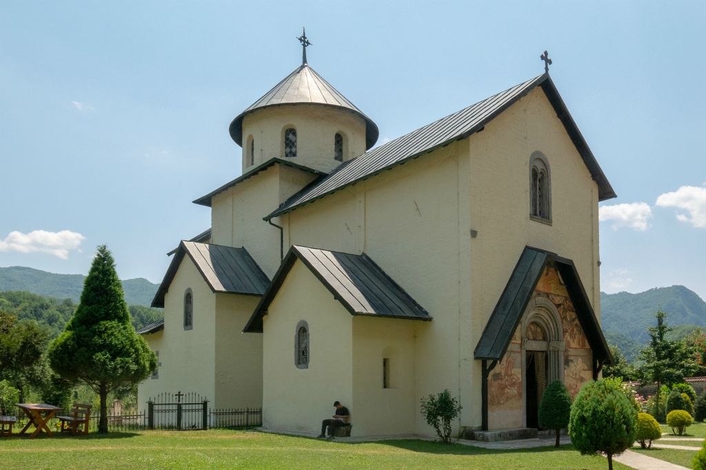 L'église de la Dormition est plus imposante