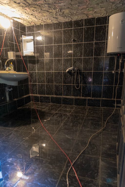 Ici prendre une douche c'est prendre un risque vital entre électricité mal isolée et eau stagnante au sol...