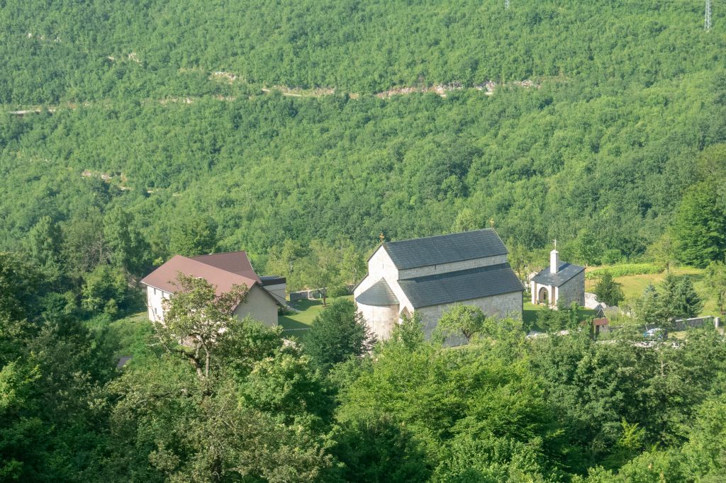 En allant vers la frontière avec la Bosnie au nord du Monténégro, nous repassons au-dessus du monastère de la Piva, notre préféré