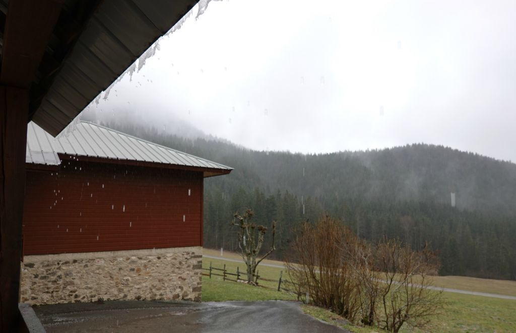 Arrivée à la Ferme de l'Ours à La Plagne, sans détour et sous un cocktail de pluie et de neige !