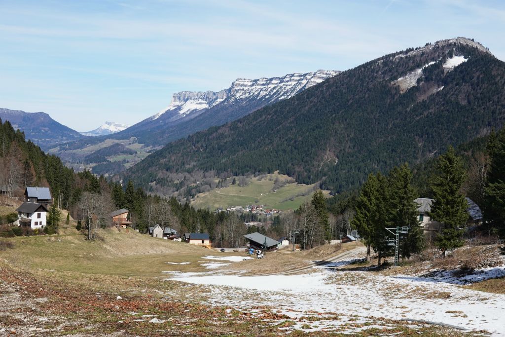 Arrivée au Col de Cucheron (1139m)  juste au -dessus de la station Le Planolet ! Vue au loin sur le Col du Granier